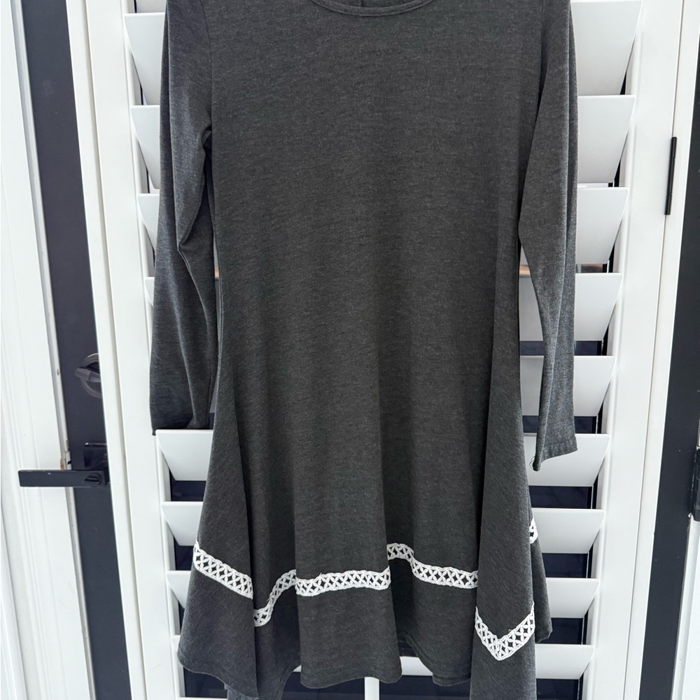 Elegant Gray Dress with‎ Lace Trim